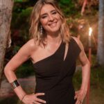 Sandra Barneda Instagram - Los miércoles huelen a hoguera La experiencia avanza... las parejas cada vez están más desconectadas de la que era su realidad antes de pisar la isla. Cada uno está viviendo su propia experiencia. Dejándose llevar con la tentación o con los miedos de la propia mente. ¿Qué va a ocurrir esta noche? Hagan sus apuestas 😜 . . . #laisladelastentaciones7 #nochedehogueras #tentacionoamor #haymasimagenes