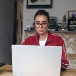 Sandra Barneda Instagram – Os dije hace poco que la Inteligencia Artificial había llegado a mi vida y os confirmo que no puedo ya vivir sin ella. La uso en todos lados, en mi nuevo #GalaxyBook4 Pro 360 de @samsungespana también y estoy maravillada ✨
 
Gracias a este nuevo compañero puedo elevar mi productividad, mejorar mi creatividad y ahorrar mucho tiempo. El asistente virtual de Microsoft que lleva integrado IA es una auténtica maravilla, responde a mis preguntas con información veraz y verificada. Y lo mejor de todo es que puedo conectarlo a otros dispositivos Samsung para mayor comodidad. Vosotros, ¿para qué utilizaríais este dispositivo? 

#publi