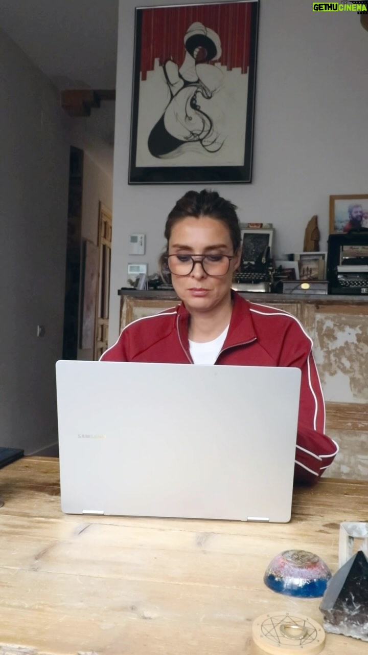 Sandra Barneda Instagram - Os dije hace poco que la Inteligencia Artificial había llegado a mi vida y os confirmo que no puedo ya vivir sin ella. La uso en todos lados, en mi nuevo #GalaxyBook4 Pro 360 de @samsungespana también y estoy maravillada ✨ Gracias a este nuevo compañero puedo elevar mi productividad, mejorar mi creatividad y ahorrar mucho tiempo. El asistente virtual de Microsoft que lleva integrado IA es una auténtica maravilla, responde a mis preguntas con información veraz y verificada. Y lo mejor de todo es que puedo conectarlo a otros dispositivos Samsung para mayor comodidad. Vosotros, ¿para qué utilizaríais este dispositivo? #publi