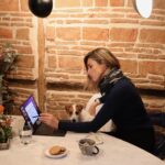Sandra Barneda Instagram – En la vorágine del trabajo: guiones, novelas, mails…intento administrar mi tiempo y eliminar distracciones para mejorar el rendimiento.

La productividad no es solo trabajar más duro, ¡es trabajar de manera más inteligente! 💪

Con mi #GalaxyTabS9 Ultra de @samsungespana puedo trabajar desde cualquier lugar. Gracias a su gran pantalla y al Book Cover Keyboard sin duda se ha convertido en mi mejor herramienta de trabajo, me permite estar relajada y disfrutar de las tareas de mi día a día.

 @samsungespana 
#GalaxyTabS9 Ultra 
#publi