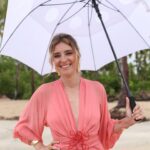 Sandra Barneda Instagram - Frente a Espejo ... con lluvia incluida Esta noche...uno de los momentos más emocionantes... Es uno de mis favoritos de la Isla de las tensiones. En este edición lo protagonizan Niko y Ruth. La cosa se nos complicó por la lluvia, pero el esfuerzo del equipo mereció la pena!