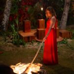 Sandra Barneda Instagram - Todo principio tiene un final… Esta noche llega el momento de apagar definitivamente las luces de la 7ª temporada de #LaIslaDeLasTentaciones 🍎 Grabar este programa se ha convertido, desde el principio, en una aventura para todos. Todos sentimos el vértigo del principio y la nostalgia del final. Gracias a @mediasetcom y @telecincoes, @jaimeguerrag @cardona6969 @aayalaa81 por seguir confiando en mí y sumando proyectos y éxitos. No me gasto en palabras para agradecer a ese equipo que en Samaná y Madrid han hecho posible un nuevo ÉXITO. Son guerreros y apasionados de su trabajo y acaban dejando parte de su corazón en este programa. Gracias a todos ellos y por supuesto al DreamTeam, capitaneado por @juanragonzalo, @angelesvillamarin, @meriestruch, @angelludena... y @vicentkillo y Ana al timón de realización y edición. Somos muchos, muchos haciendo este programa... pero hablemos del Alma de esta edición. Gracias @ana_solma y @francescodiborja por confundiros, enfadaros y crear una familia juntos. Gracias @alexxgirona y @iammarieta_ por la espontaneidad para expresar vuestras emociones y reconocer vuestros propios errores. Gracias @david_vaquero10 y @mariabrunn por ser los primeros valientes en repetir esta difícil experiencia. Gracias @ruuthgleez y @nikoomv por enfadaros, desengaros y reencontraros más allá de la Isla. Gracias @andreabuueno y @alvaroalvrz6 por abandonar la isla tan pronto. A veces, las grandes lecciones llegan de imprevistos como el vuestro. Gracias @marionaferre__ y @adrian.aguado97 por querer mejorar aunque las heridas de cada uno tarden en cicatrizar. Gracias @albitacasillas y @roberaran, por pisar la Isla aunque no llegarais a vivir vuestras hogueras... No quiero olvidarme de todo el trabajo de Maquillaje y estilismo... gracias @mayte1969, @pepa.carmona y @ruthgarci por sufrir tantas veces como yo lo he hecho. Esta noche vamos a celebrar una fiesta en @telecincoes con todos en el plató... Porque... todos los finales también llevan a un nuevo principio... @islatentaciones 🫠🥰