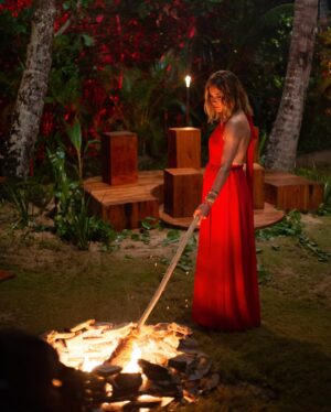 Sandra Barneda Instagram - Todo principio tiene un final…
Esta noche llega el momento de apagar definitivamente las luces de la 7ª temporada de #LaIslaDeLasTentaciones 🍎

Grabar este programa se ha convertido, desde el principio, en una aventura para todos. Todos sentimos el vértigo del principio y la nostalgia del final.

Gracias a @mediasetcom y @telecincoes, @jaimeguerrag @cardona6969 @aayalaa81 por seguir confiando en mí y sumando proyectos y éxitos.

No me gasto en palabras para agradecer a ese equipo que en Samaná y Madrid han hecho posible un nuevo ÉXITO. Son guerreros y apasionados de su trabajo y acaban dejando parte de su corazón en este programa.

Gracias a todos ellos y por supuesto al DreamTeam, capitaneado por @juanragonzalo, @angelesvillamarin, @meriestruch, @angelludena... y @vicentkillo y Ana al timón de realización y edición.

Somos muchos, muchos haciendo este programa... pero hablemos del Alma de esta edición.

Gracias @ana_solma y @francescodiborja por confundiros, enfadaros y crear una familia juntos.
Gracias @alexxgirona y @iammarieta_ por la espontaneidad para expresar vuestras emociones y reconocer vuestros propios errores.
Gracias @david_vaquero10 y @mariabrunn por ser los primeros valientes en repetir esta difícil experiencia.
Gracias @ruuthgleez y @nikoomv por enfadaros, desengaros y reencontraros más allá de la Isla.
Gracias @andreabuueno y @alvaroalvrz6 por abandonar la isla tan pronto. A veces, las grandes lecciones llegan de imprevistos como el vuestro.
Gracias @marionaferre__ y @adrian.aguado97 por querer mejorar aunque las heridas de cada uno tarden en cicatrizar. 
Gracias @albitacasillas y @roberaran, por pisar la Isla aunque no llegarais a vivir vuestras hogueras...

No quiero olvidarme de todo el trabajo de Maquillaje y estilismo... gracias @mayte1969, @pepa.carmona y @ruthgarci por sufrir tantas veces como yo lo he hecho.

Esta noche vamos a celebrar una fiesta en @telecincoes con todos en el plató...

Porque... todos los finales también llevan a un nuevo principio... @islatentaciones 🫠🥰