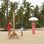 Sandra Barneda Instagram – Todo principio tiene un final…
Esta noche llega el momento de apagar definitivamente las luces de la 7ª temporada de #LaIslaDeLasTentaciones 🍎

Grabar este programa se ha convertido, desde el principio, en una aventura para todos. Todos sentimos el vértigo del principio y la nostalgia del final.

Gracias a @mediasetcom y @telecincoes, @jaimeguerrag @cardona6969 @aayalaa81 por seguir confiando en mí y sumando proyectos y éxitos.

No me gasto en palabras para agradecer a ese equipo que en Samaná y Madrid han hecho posible un nuevo ÉXITO. Son guerreros y apasionados de su trabajo y acaban dejando parte de su corazón en este programa.

Gracias a todos ellos y por supuesto al DreamTeam, capitaneado por @juanragonzalo, @angelesvillamarin, @meriestruch, @angelludena… y @vicentkillo y Ana al timón de realización y edición.

Somos muchos, muchos haciendo este programa… pero hablemos del Alma de esta edición.

Gracias @ana_solma y @francescodiborja por confundiros, enfadaros y crear una familia juntos.
Gracias @alexxgirona y @iammarieta_ por la espontaneidad para expresar vuestras emociones y reconocer vuestros propios errores.
Gracias @david_vaquero10 y @mariabrunn por ser los primeros valientes en repetir esta difícil experiencia.
Gracias @ruuthgleez y @nikoomv por enfadaros, desengaros y reencontraros más allá de la Isla.
Gracias @andreabuueno y @alvaroalvrz6 por abandonar la isla tan pronto. A veces, las grandes lecciones llegan de imprevistos como el vuestro.
Gracias @marionaferre__ y @adrian.aguado97 por querer mejorar aunque las heridas de cada uno tarden en cicatrizar. 
Gracias @albitacasillas y @roberaran, por pisar la Isla aunque no llegarais a vivir vuestras hogueras…

No quiero olvidarme de todo el trabajo de Maquillaje y estilismo… gracias @mayte1969, @pepa.carmona y @ruthgarci por sufrir tantas veces como yo lo he hecho.

Esta noche vamos a celebrar una fiesta en @telecincoes con todos en el plató…

Porque… todos los finales también llevan a un nuevo principio… @islatentaciones 🫠🥰