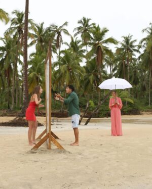 Sandra Barneda Instagram - Todo principio tiene un final…
Esta noche llega el momento de apagar definitivamente las luces de la 7ª temporada de #LaIslaDeLasTentaciones 🍎

Grabar este programa se ha convertido, desde el principio, en una aventura para todos. Todos sentimos el vértigo del principio y la nostalgia del final.

Gracias a @mediasetcom y @telecincoes, @jaimeguerrag @cardona6969 @aayalaa81 por seguir confiando en mí y sumando proyectos y éxitos.

No me gasto en palabras para agradecer a ese equipo que en Samaná y Madrid han hecho posible un nuevo ÉXITO. Son guerreros y apasionados de su trabajo y acaban dejando parte de su corazón en este programa.

Gracias a todos ellos y por supuesto al DreamTeam, capitaneado por @juanragonzalo, @angelesvillamarin, @meriestruch, @angelludena... y @vicentkillo y Ana al timón de realización y edición.

Somos muchos, muchos haciendo este programa... pero hablemos del Alma de esta edición.

Gracias @ana_solma y @francescodiborja por confundiros, enfadaros y crear una familia juntos.
Gracias @alexxgirona y @iammarieta_ por la espontaneidad para expresar vuestras emociones y reconocer vuestros propios errores.
Gracias @david_vaquero10 y @mariabrunn por ser los primeros valientes en repetir esta difícil experiencia.
Gracias @ruuthgleez y @nikoomv por enfadaros, desengaros y reencontraros más allá de la Isla.
Gracias @andreabuueno y @alvaroalvrz6 por abandonar la isla tan pronto. A veces, las grandes lecciones llegan de imprevistos como el vuestro.
Gracias @marionaferre__ y @adrian.aguado97 por querer mejorar aunque las heridas de cada uno tarden en cicatrizar. 
Gracias @albitacasillas y @roberaran, por pisar la Isla aunque no llegarais a vivir vuestras hogueras...

No quiero olvidarme de todo el trabajo de Maquillaje y estilismo... gracias @mayte1969, @pepa.carmona y @ruthgarci por sufrir tantas veces como yo lo he hecho.

Esta noche vamos a celebrar una fiesta en @telecincoes con todos en el plató...

Porque... todos los finales también llevan a un nuevo principio... @islatentaciones 🫠🥰
