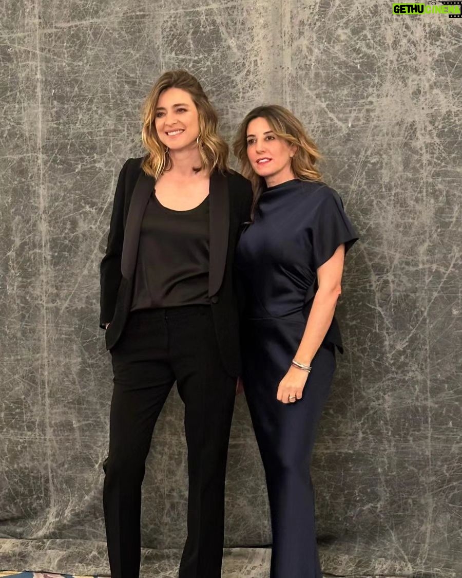 Sandra Barneda Instagram - Formar parte de #lastop100mujereslideres un año más me hace muy feliz al tiempo que, curiosamente, me conecta inconscientemente con el Síndrome de la impostor @cruzslara , en su maravilloso discurso de cierre de la gala, nos definió como alquimistas y nos alentó a no caer en ese síndrome sino hacer de nuestra nuestra valía nuestra zona de confort. Agradezco a todo el jurado y a la gente que un año más ( el segundo) me ha incluido en este lista, en este.maravilloso grupo de mujeres tan distintas y tan valiosas para seguir contrayendo los valores óptimos para una sociedad igualitaria y de progreso. Encontrarme con.amigas como mi @paz_torralba " que sigamos compartiendo éxitos y momentos de vida", con referentes, con consejeras en esta mágica noche me hace sentirme muy agradecida por tener la oportunidad de compartir velada. ¡sigamos creciendo! ❤️❤️❤️❤️ Otro consejo de cruz... alegrarse siempre los éxitos ajenos... cuánta sororidad y ganas de seguir uniendo.