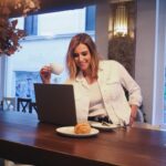 Sandra Barneda Instagram – Me encanta trabajar en cualquier sitio y es que no hay nada más cómodo que dar con dispositivos que me faciliten el trabajo y el día a día ✨
 
Con mi nuevo #GalaxyBook4 Pro 360 de @samsungespana no solo puedo trabajar mejor, si no, que también de manera más inteligente gracias a las nuevas funcionalidades de #GalaxyAI. La automatización de respuestas para ahorrar tiempo en tareas rutinarias, ahora es posible gracias a la integración de un asistente personal de Microsoft impulsado por IA. 

#Publi