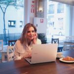 Sandra Barneda Instagram – Me encanta trabajar en cualquier sitio y es que no hay nada más cómodo que dar con dispositivos que me faciliten el trabajo y el día a día ✨
 
Con mi nuevo #GalaxyBook4 Pro 360 de @samsungespana no solo puedo trabajar mejor, si no, que también de manera más inteligente gracias a las nuevas funcionalidades de #GalaxyAI. La automatización de respuestas para ahorrar tiempo en tareas rutinarias, ahora es posible gracias a la integración de un asistente personal de Microsoft impulsado por IA. 

#Publi