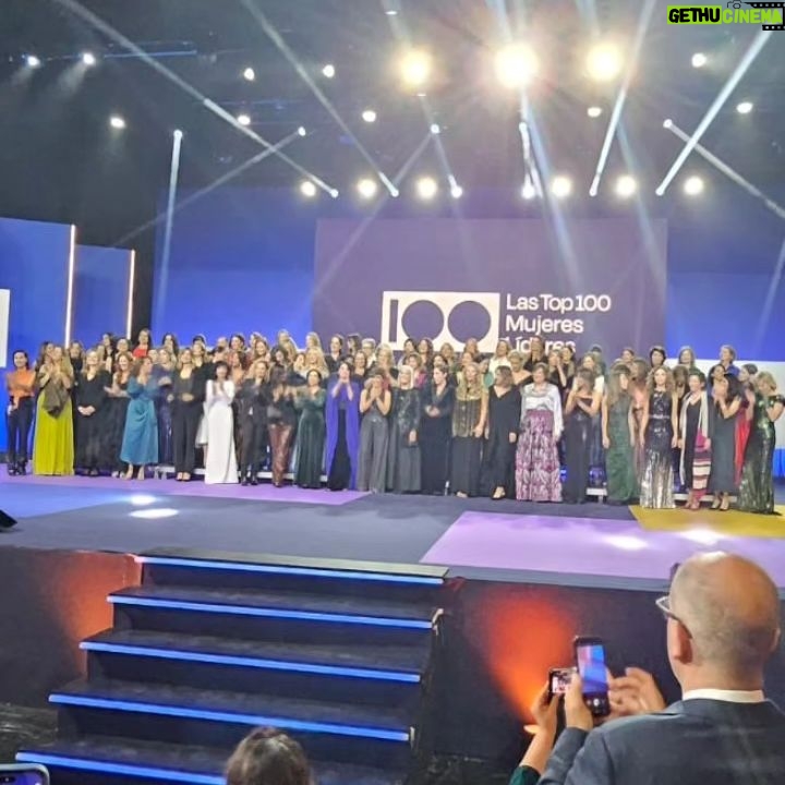 Sandra Barneda Instagram - Formar parte de #lastop100mujereslideres un año más me hace muy feliz al tiempo que, curiosamente, me conecta inconscientemente con el Síndrome de la impostor @cruzslara , en su maravilloso discurso de cierre de la gala, nos definió como alquimistas y nos alentó a no caer en ese síndrome sino hacer de nuestra nuestra valía nuestra zona de confort. Agradezco a todo el jurado y a la gente que un año más ( el segundo) me ha incluido en este lista, en este.maravilloso grupo de mujeres tan distintas y tan valiosas para seguir contrayendo los valores óptimos para una sociedad igualitaria y de progreso. Encontrarme con.amigas como mi @paz_torralba " que sigamos compartiendo éxitos y momentos de vida", con referentes, con consejeras en esta mágica noche me hace sentirme muy agradecida por tener la oportunidad de compartir velada. ¡sigamos creciendo! ❤️❤️❤️❤️ Otro consejo de cruz... alegrarse siempre los éxitos ajenos... cuánta sororidad y ganas de seguir uniendo.