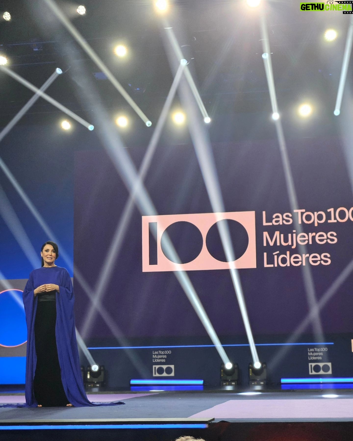 Sandra Barneda Instagram - Formar parte de #lastop100mujereslideres un año más me hace muy feliz al tiempo que, curiosamente, me conecta inconscientemente con el Síndrome de la impostor @cruzslara , en su maravilloso discurso de cierre de la gala, nos definió como alquimistas y nos alentó a no caer en ese síndrome sino hacer de nuestra nuestra valía nuestra zona de confort. Agradezco a todo el jurado y a la gente que un año más ( el segundo) me ha incluido en este lista, en este.maravilloso grupo de mujeres tan distintas y tan valiosas para seguir contrayendo los valores óptimos para una sociedad igualitaria y de progreso. Encontrarme con.amigas como mi @paz_torralba " que sigamos compartiendo éxitos y momentos de vida", con referentes, con consejeras en esta mágica noche me hace sentirme muy agradecida por tener la oportunidad de compartir velada. ¡sigamos creciendo! ❤️❤️❤️❤️ Otro consejo de cruz... alegrarse siempre los éxitos ajenos... cuánta sororidad y ganas de seguir uniendo.