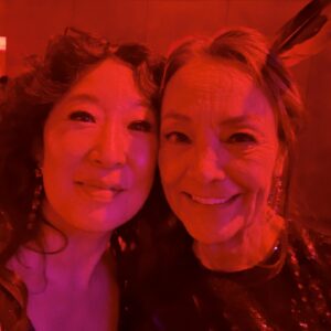 Sandra Oh Instagram - What a fun night @vanityfair l!!
Hanging with @shondarhimes @quintab #tantoocardinal & #NTS93 @thomsonkristen 🩵🩷💚 Thank you! @radhikajones @msjordanjohnson @allanface @dereksyuen @naeemkhannyc @brionyraymondnewyork @larroude @judithleiberny @stjohn @laurabasci @markseliger