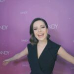 Sandy Instagram - …E aqui no Rio concluímos mais uma turnê deliciosa e muuuuito especial! Depois de um ano intenso e bonito, já estava em tempo dela desembocar no oceano pra que eu pudesse desbravar novos mares. 💜 No mês que vem, por exemplo, terei a honra de excursionar com um dos maiores tenores do mundo, o grande @andreabocelliofficial! (Meu Deus, como é bom sentir este frio na barriga…) Vcs tbm podem me ver nas telas do cinema com #EvidenciasdoAmor… E, em breve, apareço com mais novidade pro meu fandom, tá? 🙌🏻 Obrigada, gente linda, que me acompanhou e me acompanha com tanto amor. 🎥 @lally.z