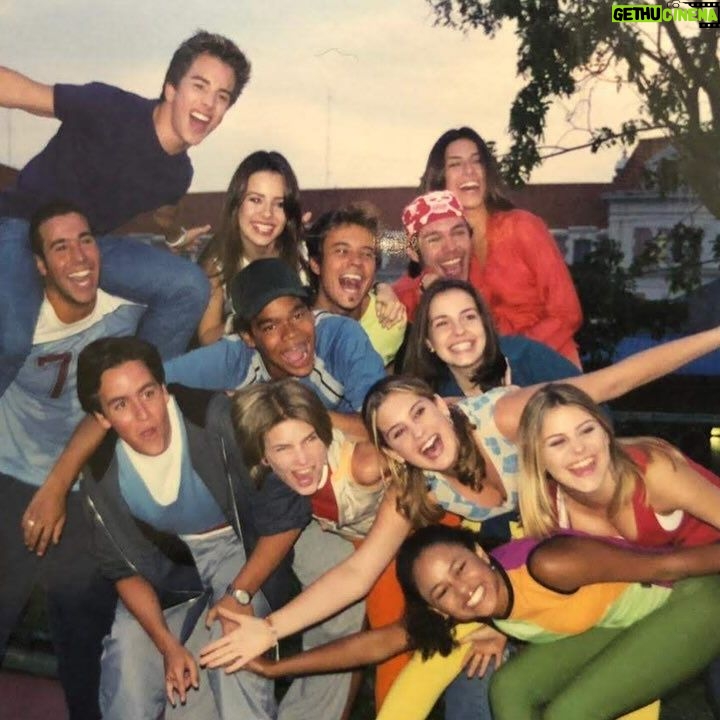 Sandy Instagram - É, minha gente, hoje tá sendo um dia muito especial… é também o aniversário de 25 anos de estreia do seriado Sandy e Junior. E que delícia recordar esse tempo maravilhoso… A gente era feliz e sabia. ♥️