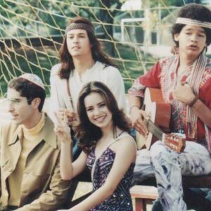 Sandy Instagram - É, minha gente, hoje tá sendo um dia muito especial… é também o aniversário de 25 anos de estreia do seriado Sandy e Junior. E que delícia recordar esse tempo maravilhoso… 
A gente era feliz e sabia. ♥️