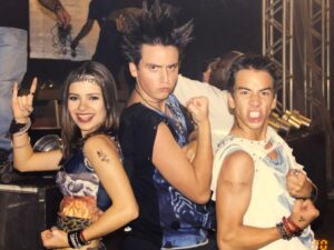 Sandy Instagram - É, minha gente, hoje tá sendo um dia muito especial… é também o aniversário de 25 anos de estreia do seriado Sandy e Junior. E que delícia recordar esse tempo maravilhoso… 
A gente era feliz e sabia. ♥️