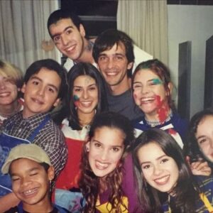 Sandy Instagram - É, minha gente, hoje tá sendo um dia muito especial… é também o aniversário de 25 anos de estreia do seriado Sandy e Junior. E que delícia recordar esse tempo maravilhoso… 
A gente era feliz e sabia. ♥️