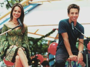 Sandy Instagram - É, minha gente, hoje tá sendo um dia muito especial… é também o aniversário de 25 anos de estreia do seriado Sandy e Junior. E que delícia recordar esse tempo maravilhoso… 
A gente era feliz e sabia. ♥️