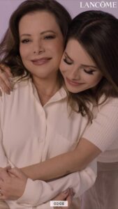 Sandy Instagram - Por trás de toda mulher, existe uma mãe extraordinária… Muito feliz em fazer, com a minha mãe, a campanha do novo “La Vie Est Belle Rosa Extraordinária”, de Lancôme, o presente perfeito para pro Dia das mães. 🤍 @lancomeofficial #mãesextraordinárias #lancomepartner #lancomebr