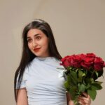 Sandy Jamal Instagram – مسائكم ورد💐
شنو اكثر لون ورد تحبو