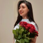 Sandy Jamal Instagram – مسائكم ورد💐
شنو اكثر لون ورد تحبو