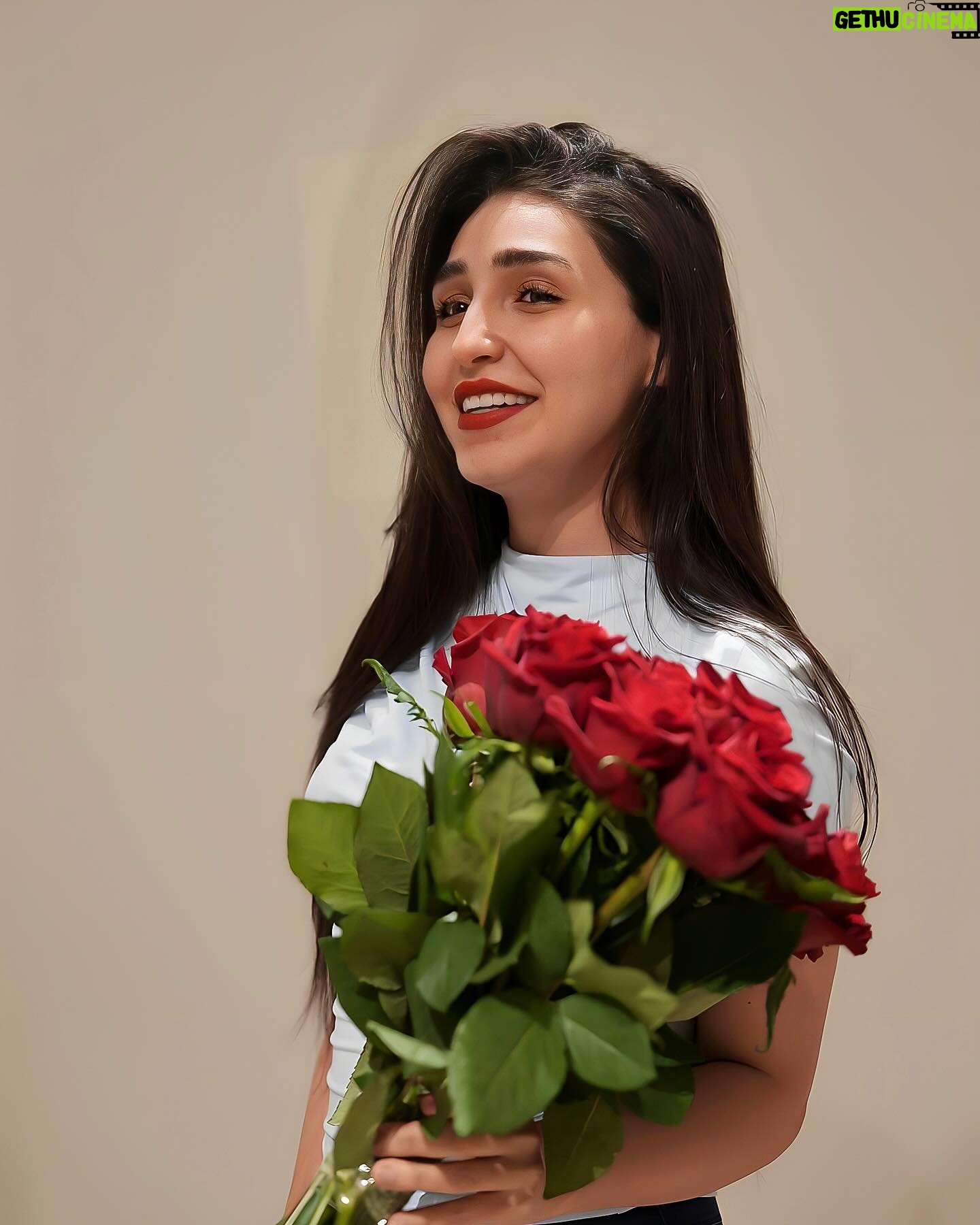 Sandy Jamal - 181.4K Likes - مسائكم ورد💐
شنو اكثر لون ورد تحبو