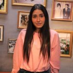 Sandy Jamal Instagram - شكررا لدعمكم وكلامكم اللطيف الي اتمنى اكدر اقدملكم بالمستقبل شي تحبو شكرا شكرا اصدقائي بالكواليس كلكم بدون استثناء حتى ماانسى احد ويزعل عليه جنتو الي فعلا اصدقاء واخوان شكرا للفرصه الي جمعتني بيكم صارت عندي عائلة جديده هيه انتو♥️ شكرا على حبكم الشخصية (رنا)اتمنى اكدر اخليكم تحبوني دائما شكرا قناة mbcالعراق لان كل سنه تنطينه فرص وتقدمين وجوه جديده @mbciraqtv شكرا لمجهودك وتعبك ويانه جنت النه اكثر من اب وشكرا للفرصه الحلوه الي انطيتنياها استاذ سلام عرب @salamarab21 مخرجنا الكبير تعبنااك ويانه وتعلمت منك @eyadnahhas شكرا كاتبة بنات صالح نجاح عملك الرائع @nadaimadkhalil مخرج منفذ استاذ غزواان شكرا لجهودك معنا @ghzwankahwajy واكيييد شكرررا لكل الكادر الفني الي بدونهم منكدر نكون عالشاشه❤️