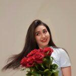 Sandy Jamal Instagram – مسائكم ورد💐
شنو اكثر لون ورد تحبو