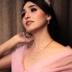 Sandy Jamal Instagram – شكرا لكل رسايلكم وكلامكم الحلو يسعدني جدا شكرا لكل شخص شاركنه فرحتنا بحفل عقد القران♥️

مجوهراتي الاحبهم ثاني مره اعتمد مجوهراتي من روسونيرو  المره الاولى بالميروكس دور 
@rossonero.iq