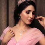 Sandy Jamal Instagram – شكرا لكل رسايلكم وكلامكم الحلو يسعدني جدا شكرا لكل شخص شاركنه فرحتنا بحفل عقد القران♥️

مجوهراتي الاحبهم ثاني مره اعتمد مجوهراتي من روسونيرو  المره الاولى بالميروكس دور 
@rossonero.iq