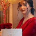 Sandy Jamal Instagram – عيدكم مبارك 
باقي صور عيد ميلادي كلت حرامات مانزلها الكم😁

منو سندكم بالحياه؟
ياصوره احلى