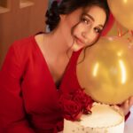 Sandy Jamal Instagram – عيدكم مبارك 
باقي صور عيد ميلادي كلت حرامات مانزلها الكم😁

منو سندكم بالحياه؟
ياصوره احلى