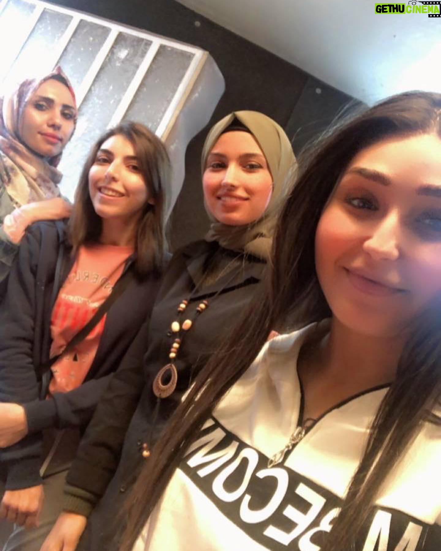 Sandy Jamal Instagram - شكررا لدعمكم وكلامكم اللطيف الي اتمنى اكدر اقدملكم بالمستقبل شي تحبو شكرا شكرا اصدقائي بالكواليس كلكم بدون استثناء حتى ماانسى احد ويزعل عليه جنتو الي فعلا اصدقاء واخوان شكرا للفرصه الي جمعتني بيكم صارت عندي عائلة جديده هيه انتو♥️ شكرا على حبكم الشخصية (رنا)اتمنى اكدر اخليكم تحبوني دائما شكرا قناة mbcالعراق لان كل سنه تنطينه فرص وتقدمين وجوه جديده @mbciraqtv شكرا لمجهودك وتعبك ويانه جنت النه اكثر من اب وشكرا للفرصه الحلوه الي انطيتنياها استاذ سلام عرب @salamarab21 مخرجنا الكبير تعبنااك ويانه وتعلمت منك @eyadnahhas شكرا كاتبة بنات صالح نجاح عملك الرائع @nadaimadkhalil مخرج منفذ استاذ غزواان شكرا لجهودك معنا @ghzwankahwajy واكيييد شكرررا لكل الكادر الفني الي بدونهم منكدر نكون عالشاشه❤️