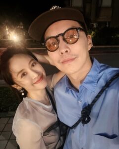 Sandy Wu Instagram - #sandywuofficial Date night situation ✨ 更好的時光，更好的我們， 一點都不容易，淚光閃閃，竟然也很動人， 和你擁有深刻而成熟的對話是最幸福的事。 今天要聽：I Feel You by 洪大光