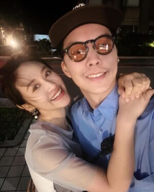 Sandy Wu Instagram - #sandywuofficial

Date night situation ✨

更好的時光，更好的我們，
一點都不容易，淚光閃閃，竟然也很動人，
和你擁有深刻而成熟的對話是最幸福的事。

今天要聽：I Feel You by 洪大光