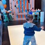 Sandy Wu Instagram - #sandywuofficial 我已經有進步了， 至少喔膩說我比以前社會化多了。 這次辦初一抓周儀式，真的真的真的放超鬆⋯ 全權交給 @juna_studio_ 幫我辦活動， 美食、活動內容流程、佈置、聯絡⋯都交給她處理， 一切都很美好，大家也都蠻享受的， 而我明明什麼都不管， 還是會在發生迷你小失誤的時候自體緊張😓 Like場地外的門鈴壞掉一直嗶嗶叫 （這種沒人能預測的鳥問題） 或我褲管太長一直踩到（你說是不是很鳥的小事） 小時候的我就會一直很阿雜焦慮到不行， 現在只需要深呼吸放空兩秒就差不多過了🤣 總之， 辦抓周真的是很看主角精神狀況， 在初一昏睡之前要完成所有步驟， 真的超級感謝我的賓客們都非常有sense👍🏻 連彩色小積木投票這麼可愛的一部分， 大家都美感不錯，排得漂漂亮亮🫧 過去這一年深深感謝大家對我們家還有兒子的疼愛， 收到很多禮物跟祝福，當然也受到大家照顧。 外婆訂了我以前學生創業的復古蛋糕 @thatcakethoo 我說那就畫恐龍🦖跟小男生天生熱愛的小車車🚗吧！ 初一抓什麼？ 全場最多人猜測的麥克風🎤100%槓龜！！！ 連看都沒看到⋯他快步走向地墊先碰了碰跳繩， 再抓起槌子，拿尺交給爸爸（這他沒有要的意思） 再抓了吹風機，我們都相當困惑， 然後開始發出「嗚～嗚～」吹風機的聲音⋯ 甚至比向自己的腦門兒（噢原來是在模仿😅） 最後，out of nowhere 抓了飛機一架，儀式就結束了。 後續就⋯爬來爬去、坐在電話上、 撥弄計算機、玩一下波浪鼓⋯我兒真的都沒興趣欸。 猜中的人極少，唱唱歌吃吃蛋糕，孩子就累到澳抖了， 剩下的時間讓大人們好整以暇地聊天，甚好甚好❤️ 初一滿周歲這件事算是正式圓滿成功， 回到家，看到初一的舅舅寫的祝福卡片，立刻泛淚， 是啊⋯「長大能有很多選擇」不就是最深刻的祝福嗎？ （姐也愛你鹿希派，hug） Well, I guess my son is ready for the second round’ 所有日子裡都有你，真好。 今天要聽：A, A Apple by Kiboomers 🍎