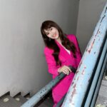 Sandy Wu Instagram - #sandywuofficial 幾年前曾經陪朋友看身心科， 特別淡雅而安靜的候診室， 圓潤溫和的櫃檯上放著醫師名片、衛教資訊、和一個小相框， 裡頭不是照片而是書法寫的四個字『事緩則圓』 「 #事緩則圓 」 簡單易懂、政治正確，卻難如登天， 我們總是好急好累好煩好趕， 不一定是被追著跑， #更多時候現代人是自己追著什麼狂奔 。 衣： @sandroparis 在這之前，我真的已經花好多力氣、好多年學著練習「休息」 （ㄟ 沒錯一樣難如登天但現在我已經進步很多很多了） 至於要如何緩下來？要如何不疾不徐？ 這又是我最近的新功課。 緩，要緩到連出門都好整以暇，不急急忙忙、不連滾帶爬， 要 #讓心跳維持在穩定正常 ，也要 #提醒自己別憋氣 ... 這才比較接近「緩」的核心。 還沒練好武功的時候，要知道自己正在往彼岸的橋上， 只要有往前，就是更靠近， 在橋上、在過程中... 可以用更有效率的方法彌補心裡難以壓抑按捺的感受。 我分享身為急躁人的其中一個生活痛點... 就是每日保養的焦慮感。 因為總是覺得時間不夠用， 曾經有段日子反而會放棄保養、跳過步驟當沒這回事， 後果當然是得不償失， 恰巧我開始練習「 #緩生活 」才發現高效保養也是門藝術啊，親辜！ JETPEEL 潔比爾 代言幫助我體會保養可以超級精準， 讓日常保養可以更簡單、更好吸收、更值得享受。 #JETPEEL潔比爾 是以色列專利 #航太亮肌科技 用噴射技術把保養品無痛、無傷口、無修復期，打到肌膚底層， 從肌底滲透保濕，散發透亮的原生光澤， Very溫柔，全程只需半小時左右，過程睡個覺，身心都完整療癒。 #開啟原生肌膚之旅 #JETPEEL #潔比爾 其他的生活痛點包含因為太急躁而弄巧成拙； 趕著出門，刻意提早叫車，但東西根本還沒收拾完整， 計程車到樓下，衝到門口穿鞋，但手機在房間， 衝回去拿手機的時候扯掉充電線，又撞到門框... 其實，我只要緩一點點叫車，不就好了嗎？ 或是確定東西都收拾好再往門口走，也可以啊！ 事緩則圓，雖然常常套用在關係中， 但用於日常提醒自己其實也蠻重要的呀... 慢慢來，比較快。 今天要聽：蕭閎仁的十歲 @jetpeel_taiwan