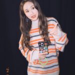 Sandy Wu Instagram - #sandywuofficial 熬一點小魚乾昆布湯，燉個嫩豆腐， 倒進半包牛肉口味MUMU寶寶粥， 稠稠的關火，是初一的早餐。 自己榨一點黑芝麻油，再把油渣壓成粉， 加到優格裡，成了一杯寶寶的冰炫風， 安安穩穩吃飽飽，再爬高爬低一會兒，就睡了🙂 這樣的早晨很溫暖也很平靜， 因為我喜歡沒事就泡在廚房裡， 我喜歡預備食物給我愛的人們， 我喜歡在他睡著後親他的額頭、嗅聞他的味道。 上衣、裙子 @isabelmarant @tun_grp 手機殼 @casetify_taiwan 照片是我工作的空檔， 在後台看寶寶監視器🥹 每天都迫不及待回家（雖然還有好多事情要做） 但真的一分一秒都不想錯過， 好加在，要過年了⋯過年就讓我們膩在一起吧！ 喔對，陪睡的時候， 最棒的就是聽Podcast跟看電子書， 這種時候，我還是我，比較原生的我。 混讀雜食型的我看完了好久以前收到的兒子使用說明書， 意外發現我正是用一樣的方法養育兒子耶～酷✨ 同時，我還有學習了關於SEL、萬八計畫、 腦科學相關書籍、還有一點點股市。 嘿嘿，都是皮毛， 但別忘了， 皮毛多起來是很暖和的！😎 今天要聽：王詩安的Somebody Else