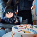 Sandy Wu Instagram - #sandywuofficial 我已經有進步了， 至少喔膩說我比以前社會化多了。 這次辦初一抓周儀式，真的真的真的放超鬆⋯ 全權交給 @juna_studio_ 幫我辦活動， 美食、活動內容流程、佈置、聯絡⋯都交給她處理， 一切都很美好，大家也都蠻享受的， 而我明明什麼都不管， 還是會在發生迷你小失誤的時候自體緊張😓 Like場地外的門鈴壞掉一直嗶嗶叫 （這種沒人能預測的鳥問題） 或我褲管太長一直踩到（你說是不是很鳥的小事） 小時候的我就會一直很阿雜焦慮到不行， 現在只需要深呼吸放空兩秒就差不多過了🤣 總之， 辦抓周真的是很看主角精神狀況， 在初一昏睡之前要完成所有步驟， 真的超級感謝我的賓客們都非常有sense👍🏻 連彩色小積木投票這麼可愛的一部分， 大家都美感不錯，排得漂漂亮亮🫧 過去這一年深深感謝大家對我們家還有兒子的疼愛， 收到很多禮物跟祝福，當然也受到大家照顧。 外婆訂了我以前學生創業的復古蛋糕 @thatcakethoo 我說那就畫恐龍🦖跟小男生天生熱愛的小車車🚗吧！ 初一抓什麼？ 全場最多人猜測的麥克風🎤100%槓龜！！！ 連看都沒看到⋯他快步走向地墊先碰了碰跳繩， 再抓起槌子，拿尺交給爸爸（這他沒有要的意思） 再抓了吹風機，我們都相當困惑， 然後開始發出「嗚～嗚～」吹風機的聲音⋯ 甚至比向自己的腦門兒（噢原來是在模仿😅） 最後，out of nowhere 抓了飛機一架，儀式就結束了。 後續就⋯爬來爬去、坐在電話上、 撥弄計算機、玩一下波浪鼓⋯我兒真的都沒興趣欸。 猜中的人極少，唱唱歌吃吃蛋糕，孩子就累到澳抖了， 剩下的時間讓大人們好整以暇地聊天，甚好甚好❤️ 初一滿周歲這件事算是正式圓滿成功， 回到家，看到初一的舅舅寫的祝福卡片，立刻泛淚， 是啊⋯「長大能有很多選擇」不就是最深刻的祝福嗎？ （姐也愛你鹿希派，hug） Well, I guess my son is ready for the second round’ 所有日子裡都有你，真好。 今天要聽：A, A Apple by Kiboomers 🍎
