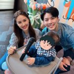 Sandy Wu Instagram - #sandywuofficial 我已經有進步了， 至少喔膩說我比以前社會化多了。 這次辦初一抓周儀式，真的真的真的放超鬆⋯ 全權交給 @juna_studio_ 幫我辦活動， 美食、活動內容流程、佈置、聯絡⋯都交給她處理， 一切都很美好，大家也都蠻享受的， 而我明明什麼都不管， 還是會在發生迷你小失誤的時候自體緊張😓 Like場地外的門鈴壞掉一直嗶嗶叫 （這種沒人能預測的鳥問題） 或我褲管太長一直踩到（你說是不是很鳥的小事） 小時候的我就會一直很阿雜焦慮到不行， 現在只需要深呼吸放空兩秒就差不多過了🤣 總之， 辦抓周真的是很看主角精神狀況， 在初一昏睡之前要完成所有步驟， 真的超級感謝我的賓客們都非常有sense👍🏻 連彩色小積木投票這麼可愛的一部分， 大家都美感不錯，排得漂漂亮亮🫧 過去這一年深深感謝大家對我們家還有兒子的疼愛， 收到很多禮物跟祝福，當然也受到大家照顧。 外婆訂了我以前學生創業的復古蛋糕 @thatcakethoo 我說那就畫恐龍🦖跟小男生天生熱愛的小車車🚗吧！ 初一抓什麼？ 全場最多人猜測的麥克風🎤100%槓龜！！！ 連看都沒看到⋯他快步走向地墊先碰了碰跳繩， 再抓起槌子，拿尺交給爸爸（這他沒有要的意思） 再抓了吹風機，我們都相當困惑， 然後開始發出「嗚～嗚～」吹風機的聲音⋯ 甚至比向自己的腦門兒（噢原來是在模仿😅） 最後，out of nowhere 抓了飛機一架，儀式就結束了。 後續就⋯爬來爬去、坐在電話上、 撥弄計算機、玩一下波浪鼓⋯我兒真的都沒興趣欸。 猜中的人極少，唱唱歌吃吃蛋糕，孩子就累到澳抖了， 剩下的時間讓大人們好整以暇地聊天，甚好甚好❤️ 初一滿周歲這件事算是正式圓滿成功， 回到家，看到初一的舅舅寫的祝福卡片，立刻泛淚， 是啊⋯「長大能有很多選擇」不就是最深刻的祝福嗎？ （姐也愛你鹿希派，hug） Well, I guess my son is ready for the second round’ 所有日子裡都有你，真好。 今天要聽：A, A Apple by Kiboomers 🍎