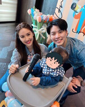Sandy Wu Instagram - #sandywuofficial

我已經有進步了，
至少喔膩說我比以前社會化多了。

這次辦初一抓周儀式，真的真的真的放超鬆⋯
全權交給 @juna_studio_ 幫我辦活動，
美食、活動內容流程、佈置、聯絡⋯都交給她處理，
一切都很美好，大家也都蠻享受的，
而我明明什麼都不管，
還是會在發生迷你小失誤的時候自體緊張😓

Like場地外的門鈴壞掉一直嗶嗶叫
（這種沒人能預測的鳥問題）
或我褲管太長一直踩到（你說是不是很鳥的小事）

小時候的我就會一直很阿雜焦慮到不行，
現在只需要深呼吸放空兩秒就差不多過了🤣

總之，
辦抓周真的是很看主角精神狀況，
在初一昏睡之前要完成所有步驟，
真的超級感謝我的賓客們都非常有sense👍🏻
連彩色小積木投票這麼可愛的一部分，
大家都美感不錯，排得漂漂亮亮🫧

過去這一年深深感謝大家對我們家還有兒子的疼愛，
收到很多禮物跟祝福，當然也受到大家照顧。
外婆訂了我以前學生創業的復古蛋糕 @thatcakethoo 
我說那就畫恐龍🦖跟小男生天生熱愛的小車車🚗吧！

初一抓什麼？
全場最多人猜測的麥克風🎤100%槓龜！！！
連看都沒看到⋯他快步走向地墊先碰了碰跳繩，
再抓起槌子，拿尺交給爸爸（這他沒有要的意思）
再抓了吹風機，我們都相當困惑，
然後開始發出「嗚～嗚～」吹風機的聲音⋯
甚至比向自己的腦門兒（噢原來是在模仿😅）
最後，out of nowhere 抓了飛機一架，儀式就結束了。

後續就⋯爬來爬去、坐在電話上、
撥弄計算機、玩一下波浪鼓⋯我兒真的都沒興趣欸。

猜中的人極少，唱唱歌吃吃蛋糕，孩子就累到澳抖了，
剩下的時間讓大人們好整以暇地聊天，甚好甚好❤️

初一滿周歲這件事算是正式圓滿成功，
回到家，看到初一的舅舅寫的祝福卡片，立刻泛淚，
是啊⋯「長大能有很多選擇」不就是最深刻的祝福嗎？
（姐也愛你鹿希派，hug）

Well,
I guess my son is ready for the second round’
所有日子裡都有你，真好。

今天要聽：A, A Apple by Kiboomers 🍎