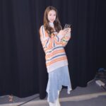 Sandy Wu Instagram - #sandywuofficial 熬一點小魚乾昆布湯，燉個嫩豆腐， 倒進半包牛肉口味MUMU寶寶粥， 稠稠的關火，是初一的早餐。 自己榨一點黑芝麻油，再把油渣壓成粉， 加到優格裡，成了一杯寶寶的冰炫風， 安安穩穩吃飽飽，再爬高爬低一會兒，就睡了🙂 這樣的早晨很溫暖也很平靜， 因為我喜歡沒事就泡在廚房裡， 我喜歡預備食物給我愛的人們， 我喜歡在他睡著後親他的額頭、嗅聞他的味道。 上衣、裙子 @isabelmarant @tun_grp 手機殼 @casetify_taiwan 照片是我工作的空檔， 在後台看寶寶監視器🥹 每天都迫不及待回家（雖然還有好多事情要做） 但真的一分一秒都不想錯過， 好加在，要過年了⋯過年就讓我們膩在一起吧！ 喔對，陪睡的時候， 最棒的就是聽Podcast跟看電子書， 這種時候，我還是我，比較原生的我。 混讀雜食型的我看完了好久以前收到的兒子使用說明書， 意外發現我正是用一樣的方法養育兒子耶～酷✨ 同時，我還有學習了關於SEL、萬八計畫、 腦科學相關書籍、還有一點點股市。 嘿嘿，都是皮毛， 但別忘了， 皮毛多起來是很暖和的！😎 今天要聽：王詩安的Somebody Else