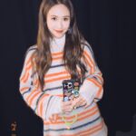 Sandy Wu Instagram - #sandywuofficial 熬一點小魚乾昆布湯，燉個嫩豆腐， 倒進半包牛肉口味MUMU寶寶粥， 稠稠的關火，是初一的早餐。 自己榨一點黑芝麻油，再把油渣壓成粉， 加到優格裡，成了一杯寶寶的冰炫風， 安安穩穩吃飽飽，再爬高爬低一會兒，就睡了🙂 這樣的早晨很溫暖也很平靜， 因為我喜歡沒事就泡在廚房裡， 我喜歡預備食物給我愛的人們， 我喜歡在他睡著後親他的額頭、嗅聞他的味道。 上衣、裙子 @isabelmarant @tun_grp 手機殼 @casetify_taiwan 照片是我工作的空檔， 在後台看寶寶監視器🥹 每天都迫不及待回家（雖然還有好多事情要做） 但真的一分一秒都不想錯過， 好加在，要過年了⋯過年就讓我們膩在一起吧！ 喔對，陪睡的時候， 最棒的就是聽Podcast跟看電子書， 這種時候，我還是我，比較原生的我。 混讀雜食型的我看完了好久以前收到的兒子使用說明書， 意外發現我正是用一樣的方法養育兒子耶～酷✨ 同時，我還有學習了關於SEL、萬八計畫、 腦科學相關書籍、還有一點點股市。 嘿嘿，都是皮毛， 但別忘了， 皮毛多起來是很暖和的！😎 今天要聽：王詩安的Somebody Else
