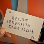 Sandy Wu Instagram - #sandywuofficial 我已經有進步了， 至少喔膩說我比以前社會化多了。 這次辦初一抓周儀式，真的真的真的放超鬆⋯ 全權交給 @juna_studio_ 幫我辦活動， 美食、活動內容流程、佈置、聯絡⋯都交給她處理， 一切都很美好，大家也都蠻享受的， 而我明明什麼都不管， 還是會在發生迷你小失誤的時候自體緊張😓 Like場地外的門鈴壞掉一直嗶嗶叫 （這種沒人能預測的鳥問題） 或我褲管太長一直踩到（你說是不是很鳥的小事） 小時候的我就會一直很阿雜焦慮到不行， 現在只需要深呼吸放空兩秒就差不多過了🤣 總之， 辦抓周真的是很看主角精神狀況， 在初一昏睡之前要完成所有步驟， 真的超級感謝我的賓客們都非常有sense👍🏻 連彩色小積木投票這麼可愛的一部分， 大家都美感不錯，排得漂漂亮亮🫧 過去這一年深深感謝大家對我們家還有兒子的疼愛， 收到很多禮物跟祝福，當然也受到大家照顧。 外婆訂了我以前學生創業的復古蛋糕 @thatcakethoo 我說那就畫恐龍🦖跟小男生天生熱愛的小車車🚗吧！ 初一抓什麼？ 全場最多人猜測的麥克風🎤100%槓龜！！！ 連看都沒看到⋯他快步走向地墊先碰了碰跳繩， 再抓起槌子，拿尺交給爸爸（這他沒有要的意思） 再抓了吹風機，我們都相當困惑， 然後開始發出「嗚～嗚～」吹風機的聲音⋯ 甚至比向自己的腦門兒（噢原來是在模仿😅） 最後，out of nowhere 抓了飛機一架，儀式就結束了。 後續就⋯爬來爬去、坐在電話上、 撥弄計算機、玩一下波浪鼓⋯我兒真的都沒興趣欸。 猜中的人極少，唱唱歌吃吃蛋糕，孩子就累到澳抖了， 剩下的時間讓大人們好整以暇地聊天，甚好甚好❤️ 初一滿周歲這件事算是正式圓滿成功， 回到家，看到初一的舅舅寫的祝福卡片，立刻泛淚， 是啊⋯「長大能有很多選擇」不就是最深刻的祝福嗎？ （姐也愛你鹿希派，hug） Well, I guess my son is ready for the second round’ 所有日子裡都有你，真好。 今天要聽：A, A Apple by Kiboomers 🍎