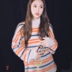 Sandy Wu Instagram - #sandywuofficial 熬一點小魚乾昆布湯，燉個嫩豆腐， 倒進半包牛肉口味MUMU寶寶粥， 稠稠的關火，是初一的早餐。 自己榨一點黑芝麻油，再把油渣壓成粉， 加到優格裡，成了一杯寶寶的冰炫風， 安安穩穩吃飽飽，再爬高爬低一會兒，就睡了🙂 這樣的早晨很溫暖也很平靜， 因為我喜歡沒事就泡在廚房裡， 我喜歡預備食物給我愛的人們， 我喜歡在他睡著後親他的額頭、嗅聞他的味道。 上衣、裙子 @isabelmarant @tun_grp 手機殼 @casetify_taiwan 照片是我工作的空檔， 在後台看寶寶監視器🥹 每天都迫不及待回家（雖然還有好多事情要做） 但真的一分一秒都不想錯過， 好加在，要過年了⋯過年就讓我們膩在一起吧！ 喔對，陪睡的時候， 最棒的就是聽Podcast跟看電子書， 這種時候，我還是我，比較原生的我。 混讀雜食型的我看完了好久以前收到的兒子使用說明書， 意外發現我正是用一樣的方法養育兒子耶～酷✨ 同時，我還有學習了關於SEL、萬八計畫、 腦科學相關書籍、還有一點點股市。 嘿嘿，都是皮毛， 但別忘了， 皮毛多起來是很暖和的！😎 今天要聽：王詩安的Somebody Else