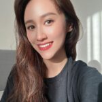 Sandy Wu Instagram - #sandywuofficial 當然還是收到了王先生的一束母親節花花💐 但今年不想放合照，我想記錄我自己。 這是當媽媽第二年的我， 第二次度過母親節的我， 預備迎接第二個孩子的我。 阿里嘎多，妳這勇敢而持續成長茁壯的女子， 妳依然性子很急，常常在忙碌中絆倒自己， 但妳很願意把自己砍掉重練，我想這是好的。 在日常生活中，舉著聖火往目標跑去， 同時允許被餵養、教導、照顧、保養⋯其實不容易； 因為被護理是需要稍微停下腳步的， 而妳要時時挑戰對抗心裡的迫切與急躁， 有進步了，其實有進步就好了。 妳在被honor的時候還是會不好意思， 彷彿自己「只是」做了「該」做的事， 在收到肯定與感謝的時候會微微緊張想快轉一下， 可是妳完成的已經很棒了！ 許多母親都在努力完成人所不能， 許多也都浸泡在做的不夠多的罪咎感中， 千萬別！畢竟罪惡感常常是不實指控， 真正的問題是有沒有對自己、對孩子、對另一半誠實。 誠實，我們才能真正擁有討論與對焦的能力， 很感謝，我們的對話如此單純。 母親節快樂，妳們和我。 照顧自己，使妳快樂，積攢歡喜， 方得從心裡開花，給出喜樂的生命， 人給不出自己沒有的， 妳願孩子們如何，妳就得如何活好， 妳是孩子的眼底星空，因為妳充滿魔法🪄 母親，充滿魔法。 今天要聽：蘇打綠的你不需要多完美