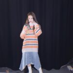 Sandy Wu Instagram - #sandywuofficial 熬一點小魚乾昆布湯，燉個嫩豆腐， 倒進半包牛肉口味MUMU寶寶粥， 稠稠的關火，是初一的早餐。 自己榨一點黑芝麻油，再把油渣壓成粉， 加到優格裡，成了一杯寶寶的冰炫風， 安安穩穩吃飽飽，再爬高爬低一會兒，就睡了🙂 這樣的早晨很溫暖也很平靜， 因為我喜歡沒事就泡在廚房裡， 我喜歡預備食物給我愛的人們， 我喜歡在他睡著後親他的額頭、嗅聞他的味道。 上衣、裙子 @isabelmarant @tun_grp 手機殼 @casetify_taiwan 照片是我工作的空檔， 在後台看寶寶監視器🥹 每天都迫不及待回家（雖然還有好多事情要做） 但真的一分一秒都不想錯過， 好加在，要過年了⋯過年就讓我們膩在一起吧！ 喔對，陪睡的時候， 最棒的就是聽Podcast跟看電子書， 這種時候，我還是我，比較原生的我。 混讀雜食型的我看完了好久以前收到的兒子使用說明書， 意外發現我正是用一樣的方法養育兒子耶～酷✨ 同時，我還有學習了關於SEL、萬八計畫、 腦科學相關書籍、還有一點點股市。 嘿嘿，都是皮毛， 但別忘了， 皮毛多起來是很暖和的！😎 今天要聽：王詩安的Somebody Else