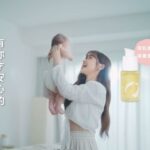 Sandy Wu Instagram - #sandywuofficial 當媽媽超過一年了耶， 子有你也陪伴我一年多了～ https://isuneed.co/SANDY24 常常看著初一還是覺得居然從一個小點捏成一個小童了！ 他睡著後會蹭到我身邊把自己窩進我胸口， 手臂夠長了，已經可以勾抱著我再沈沈睡去。 當時親餵的日子已經離去那麼久了嗎？ 不是還小不溜丟捧著在胸前小心翼翼地餵養嗎？ 前幾天整理梳妝台，我的 #子有你哺育油 現在依然是常用品， 當時親餵前用來輕柔按摩舒緩胸部不適，預備身心， 親餵後，薄薄塗擦修復乾燥脫皮的局部皮膚， 當然也習慣用來日常保養手肘、滋潤腳跟， 初一漸漸長大，我依然愛用哺育油當護唇油。 成分越簡單越基本越讓我放心，這罐也完全不黏膩。 晚上保養當唇油擦完， 回房間看到熟睡的兒子再偷親他臉兩下👄 （一樣安心大丈夫🤭） 有事沒事，我們一週也會帶著初一用 #子有你泡澡包 ， 讓他學習享受生活、享受夜晚～ 生活離不開子有你耶❤️ 我想，我們會繼續這樣生活下去吧！ #子有你ISUNEED #親子保養安心首選 #專為寶寶與孕期肌膚親研 #哺育護理油 #修護霜 子有你 @isuneed_tw 今天要聽：Energy的多愛我一天
