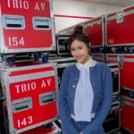 Sandy Wu Instagram - #sandywuofficial 就大步往妳的方向前進吧！ 🏃🏻‍♀️ 別再替其他人擔憂了，即便他們以愛之名加入妳的生命， 請妳大步地往前走去吧！很害怕是真的，但害怕比委屈好！ 雖然都很煩人，但稍微划算一點。 妳想做的事太多了，但那又如何？太多又如何？ 跟不上的就是會留在原地（留在原地也有他自己的樂趣） 但妳想清楚了嗎？ 妳想留在原地嗎？還是妳也會捨不得自己的生命？ 如果捨不得自己的燦爛被暗去，那更要現在就馬上往前走。 跟不上的人，也可以加油，摒棄那些糾纏不清的情緒， 大力甩開各種莫名其妙的枷鎖與理由藉口， 快跑跟上吧！ 不冷不熱就會被吐掉，恆溫也是一種殘忍與自以為。 不願意成長的人和不願意承認自己不願意成長的人， 都一樣內個。you know, 內個。 小時候國外老師在課堂上確認大家是否on the same page 第一次聽到這個說法很有趣， （當老師後覺得更有趣真的會有學生都快下課了才問現在在第幾頁） 因為我們如果不在same page根本無法對話、無法討論， 更可怕的是，我們沒有辦法一起往前走。 跟不上就要更努力，而不是怪這個班級速度太快， 不想如此拚命也可以，鞭數十，驅之別班（言重了😊） 千萬別想拖垮全班的速度，別人很努力所以別人會獲得， 當然，也有不怎麼努力但是人家靠天份就走很遠的， 那是天份，也是福分，我覺得，為他祝福你也會被祝福。 我是真的這樣想的。 所以妳身邊環繞的人也在same page as you嗎？ 如果沒有，真的太可惜了，但這絕對不是失敗， 可惜不是你你你，但我還是我，妳還是妳， 謝謝、再見、願你你你未來更快樂，就放下吧。 邁開步伐，往前跑才能感受風大力吹拂臉頰， 腹部有一股力量猛烈地支持著堅定目標的妳， 因為是女性啊，因為是創新的思維啊！ 回想一下， 當時我們也不相信沒有按鍵的手機會有多好用啊！ 拒絕從智障型手機換到智慧型手機， 這種幽默的掙扎與不信任，人類已經經歷過一次囉， 這次就快跨步跳過吧！ 🧘🏻‍♀️ @sandroparis #sandroparis 今天要聽：林宥嘉的誰不想