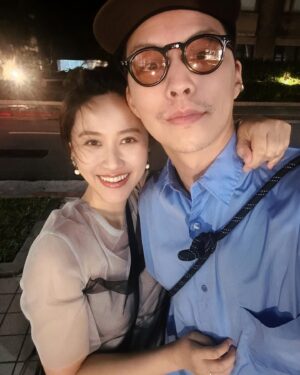 Sandy Wu Instagram - #sandywuofficial

Date night situation ✨

更好的時光，更好的我們，
一點都不容易，淚光閃閃，竟然也很動人，
和你擁有深刻而成熟的對話是最幸福的事。

今天要聽：I Feel You by 洪大光