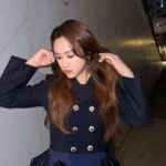 Sandy Wu Instagram - #sandywuofficial 2024 WE ARE我們的除夕夜 🧥 @sandroparis #sandroparis 👗 @marques_almeida by @artifactsofficial 💎 @hm 超級不專心打麻將，眼神一直無法控制飄到電視上去， 今年的節目已經在現場看過一次， 加上彩排其實也不只一次，但正式播出我看得好開心， 簡直可以用過癮來形容。 連續兩年主持WE ARE 感謝文總的信任 @gacc.tw 上次初一還在我肚子裡咧，這次已經拿著遙控器走來走去， 時不時亂按變超大聲超小聲這樣😹 麻將當然是輸得一塌糊塗， 我根本完全被節目吸引過去， 甚至看完四個小時還想繼續看重播， 自己的節目八小時馬拉松🏃🏻‍♀️哈哈哈。 播畢的時候，漫天紙花（這趴彩排沒有跟我說） 所以我上台去收場的時候是跟觀眾一樣驚喜的， Nick剛唱完20分鐘的段落，全場拍大球邊跳邊唱， 千人共演，加上觀眾彷彿五千人共演⋯太好看了。 我看著電視，默默含淚起雞皮疙瘩， 怎麼那麼好⋯怎麼那麼美好⋯謝謝台上台下所有人， 一起完成這次的除夕夜特別節目， 有別於綜藝節目，我們嘗試用一場秀來玩轉新年， 願 #weare我們的除夕夜 每年都有好多火花💥 龍年來了，等我發新照片❤️ 今天要聽：五月天的瘋狂世界